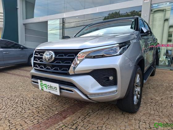 TOYOTA HILUX SW4 2.8 D-4D TURBO DIESEL SRX 4X4 AUTOMÁTICO TOYOTA HILUX SW4 2.8 D-4D TURBO DIESEL SRX 4X4 AUTOMÁTICO